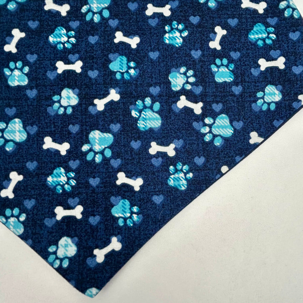 Os & Cœurs (Bleu) | Bandana à pression en coton